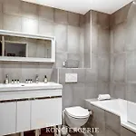 De 3 Avec Balcon A Proximite De L'arc De Triomphe *